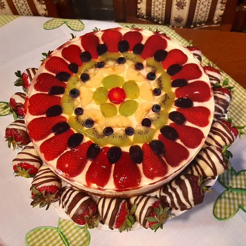 Voćna torta i jagode u čokoladi