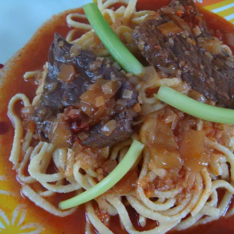 Spätzle sa junećim šniclima u crnom vinu