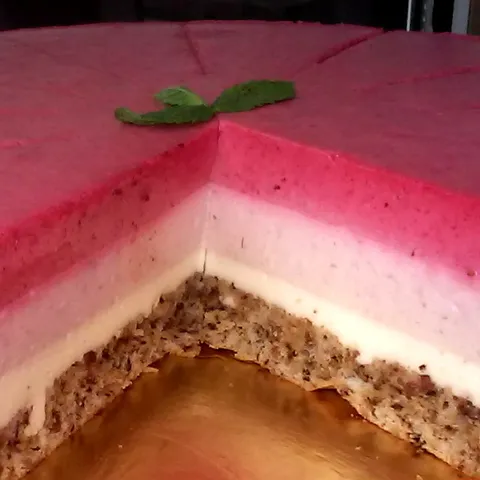 Ombre torta sa belom čokoladom i malinama