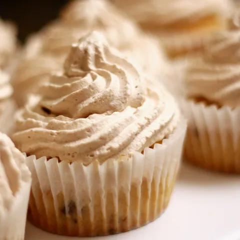 Muffini s Bailey’s® Irish creamom i šlagom