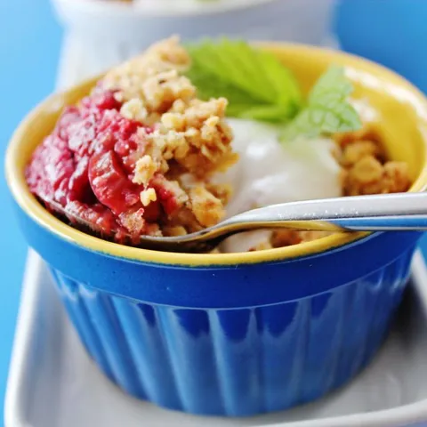 Crumble sa rabarbera
