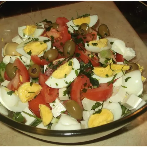 SALATA SA POVRĆEM I KUVANIM JAJIMA