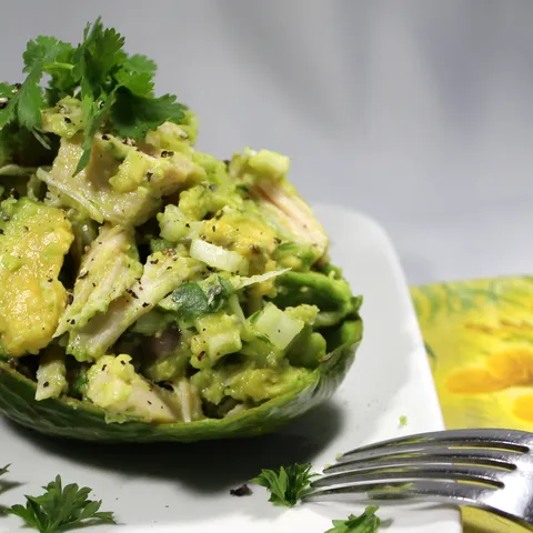 Avokado pileća salata