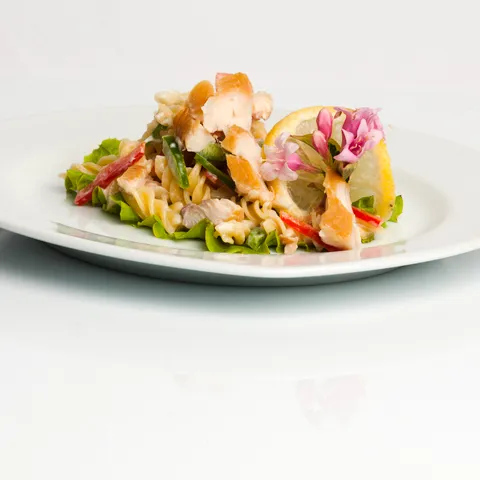 Ljetna salata s dimljenom pastrvom