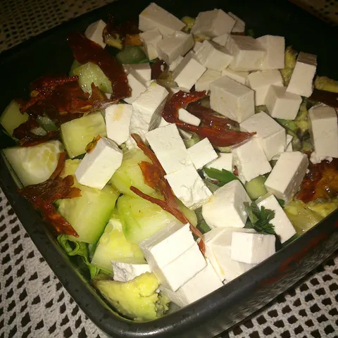 Salata sa avokadom,uljem i semenkama konoplje,aronijom...