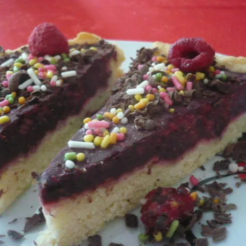čokoladni tart s malinama