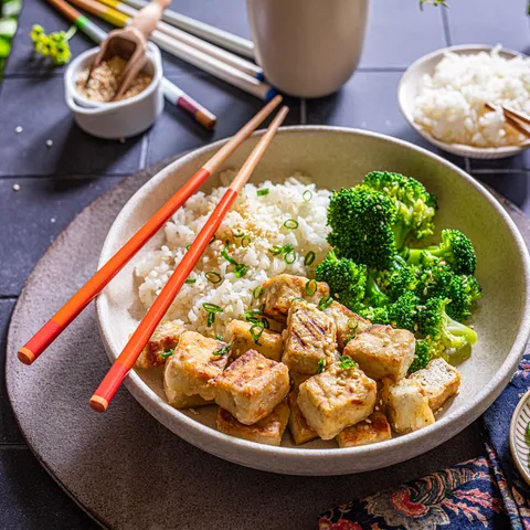 Marinirani tofu na riži