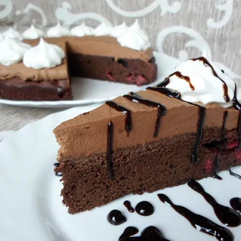 Brownie torta sa malinama