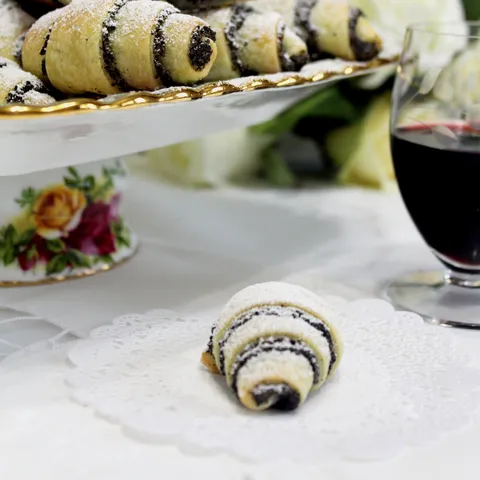 Rugelač ( Rugelach ) kiflice sa filom od maka