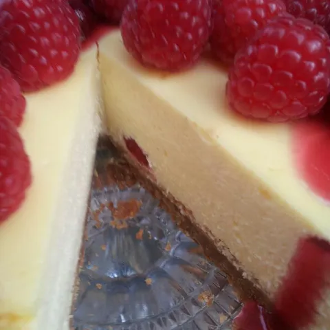 Fantazija Cheesecake s malinama i belom cokoladom