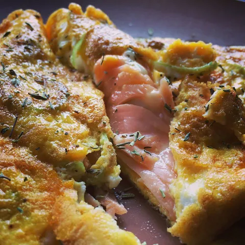 Omlet sa dimljenim lososom i sirom