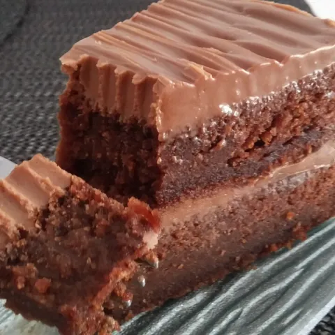 Čokoladna torta s mokrim biskvitom