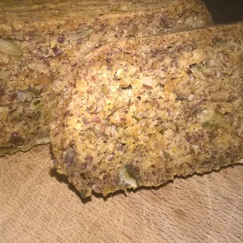 Kruh koji to nije (bez brašna, sa sjemenkama i jajima)
