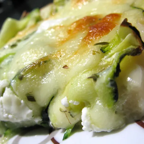 Moja zucchini-mozzarella pizza by mmmary
