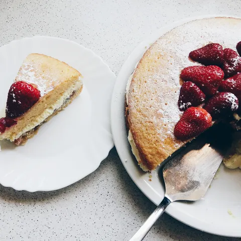 Lagana torta sa jagodama i kremom (Victoria Sponge Cake)