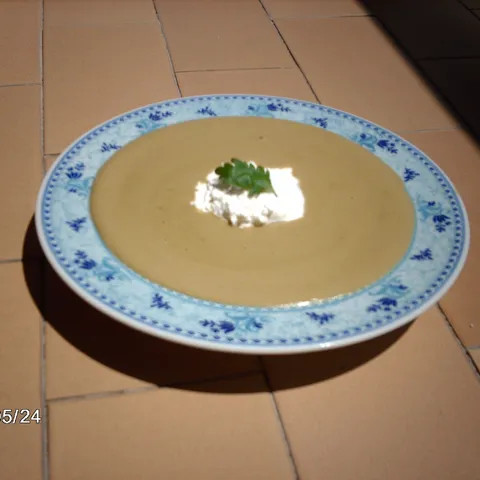 Krem juha od boba sa zrnatim sirom