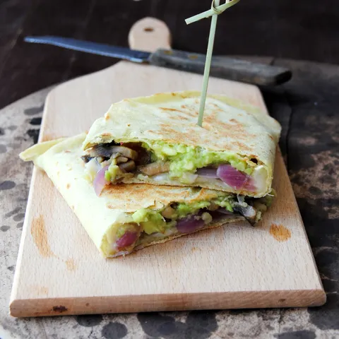 Quesadillas s avocadom, gljivama i karameliziranim lukom