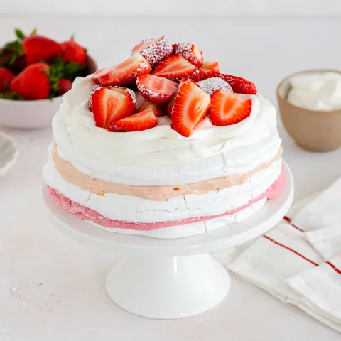Mini ombre Pavlova torta s jagodama