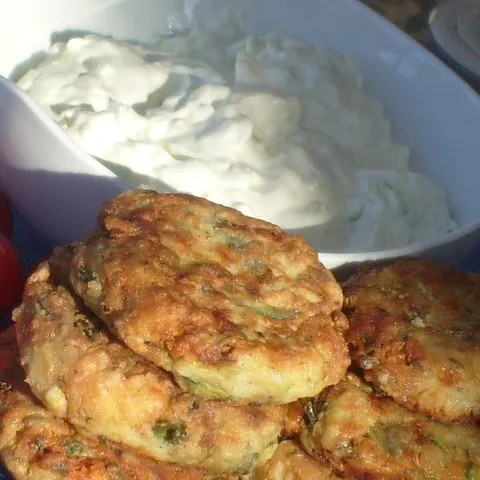 Okruglice od slanutka i tikvica sa tzatziki dip