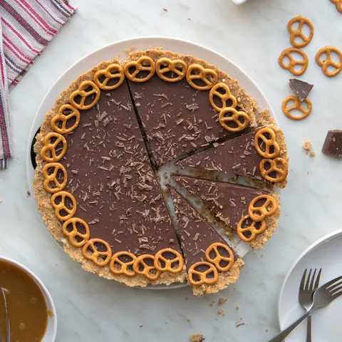 Kviki perec tart s karamelom i čokoladom