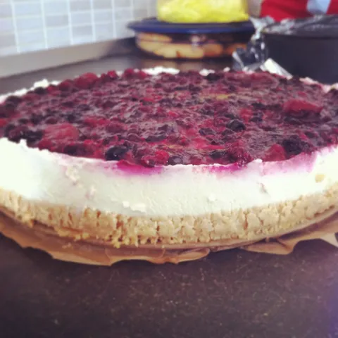 Torta sa sirom i šumskim voćem (cheesecake)