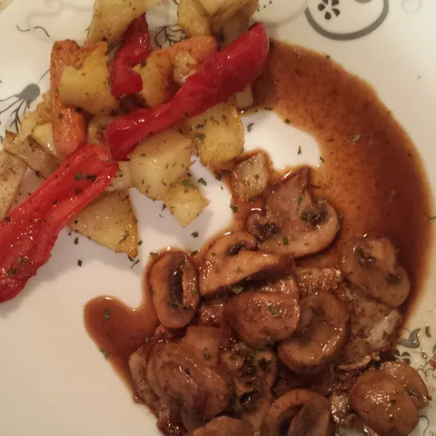 Svinjski kotleti u sosu od crnog vina i sampinjona