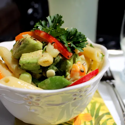 Avokado pasta salata