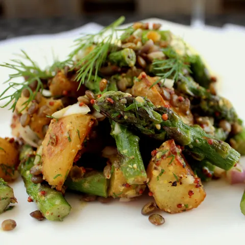 Salata od sočiva, pečenog krompira i šparoga