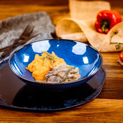 Junetina stroganoff na pireu od batata