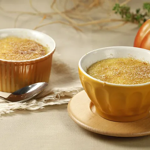 Creme brulee s kokosom i breskvom