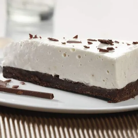 Hladna torta s kiselim mlekom i kapučinom