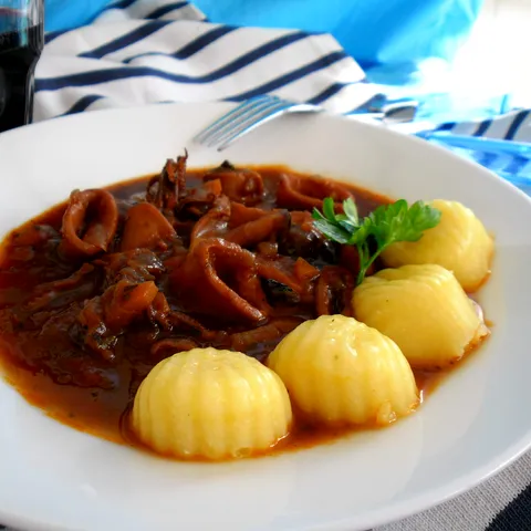 lignje na šugo sa crnim vinom