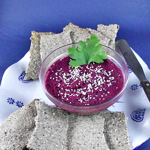 Humus sa cveklom i krekeri