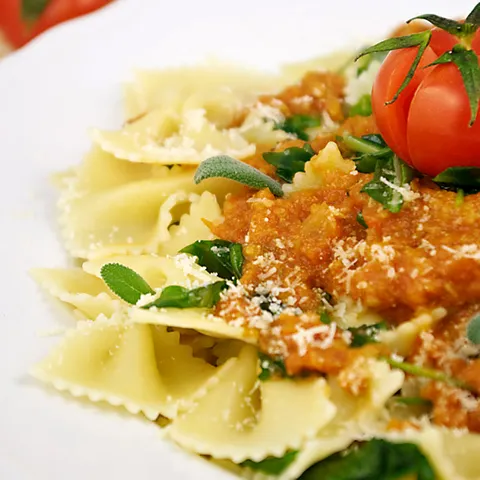 Farfalle sa crvenim pestom i rikulom