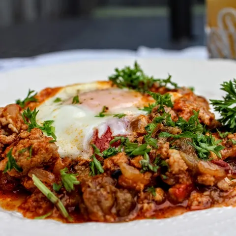 Shakshuka sa mesom i plavim patlidžanom