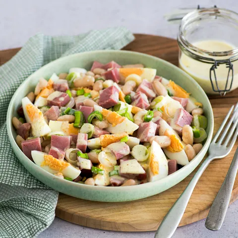 Salata od šunke, jaja i graha s preljevom od hrena