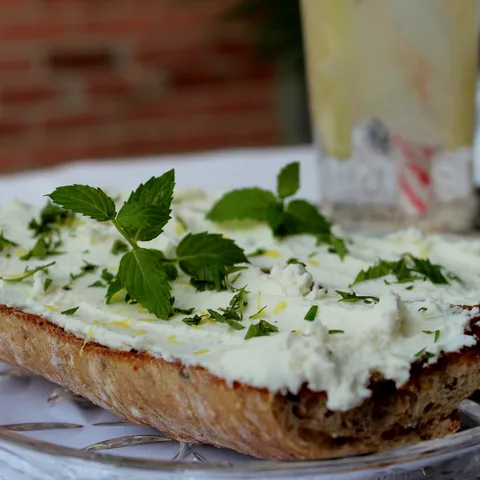 Bruschetta sa sirom