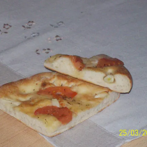 Focaccia s pomama i lukom