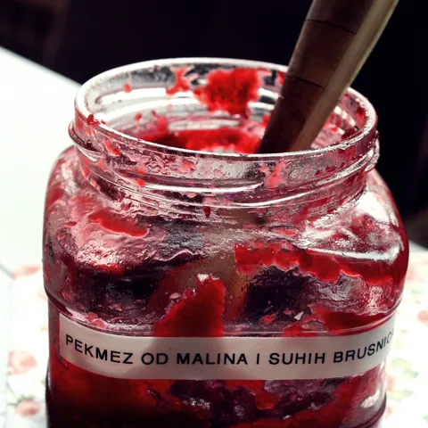 Pekmez od malina, suhih brusnica i borovica
