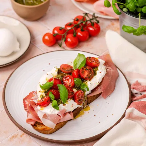 Burrata caprese sendvič