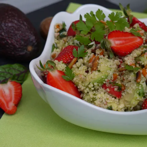 Salata od couscous-a sa jagodama i avokadom