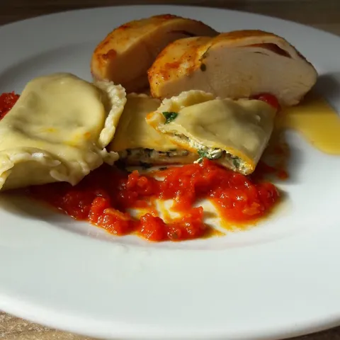 Ravioli punjeni špinatom i sirom na umaku od rajčice
