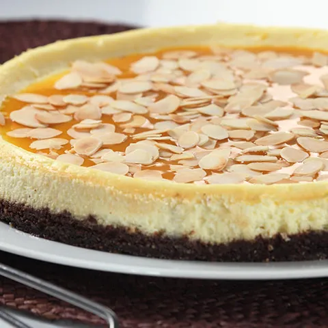 Cheesecake s karamelom i listićima badema