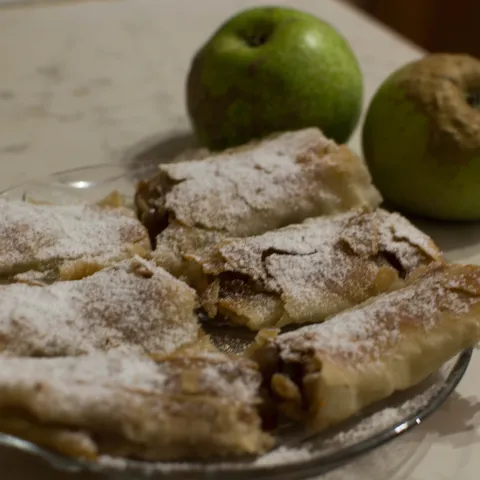 Bakina pita od jabuka