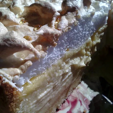 TORTA OD SIRA SA ZLATNIM KAPLJICAMA