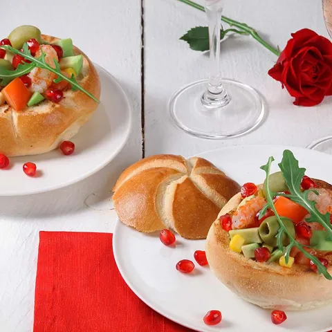 Salata s repovima škampa u zdjelici od peciva