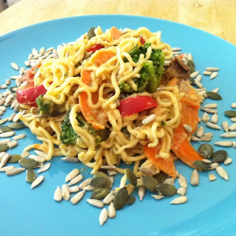 Povrćni Pad Thai (testenina u sosu od kikirikija)