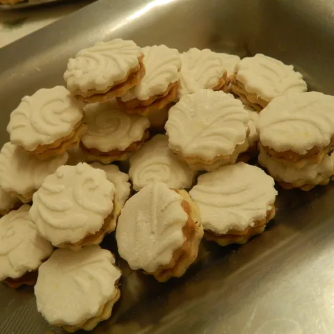 Lješnjak keksići sa fondant-glazurom
