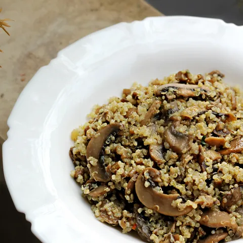 Quinoa s gljivama i češnjakom