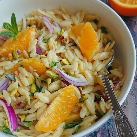 Orzo pasta salata sa crvenim lukom,pistacijama,citrusima i svjezim zacinima